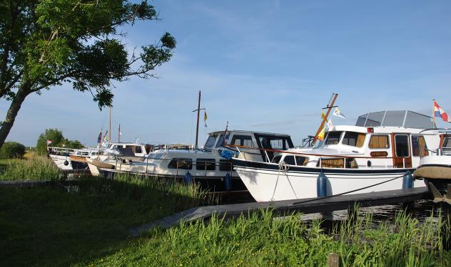 schepen aangemeerd aan de Lakerpolder